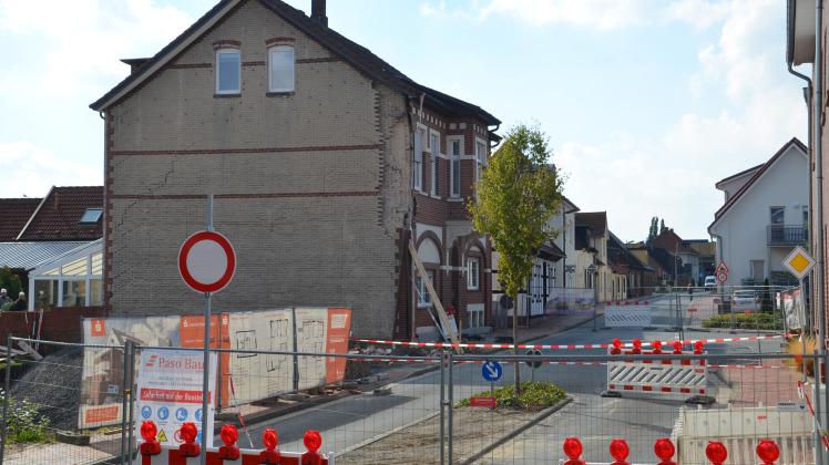 Seit sieben Wochen ist die Hemker Straße in Höhe der Einmündung Otterbreite wegen dieses Hauses gesperrt. 