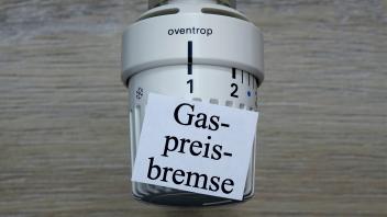 Thermostat und Gaspreisgrenze Thermostat und Gaspreisgrenze, 29.09.2022, Borkwalde, Brandenburg, Auf einem Thermostat li