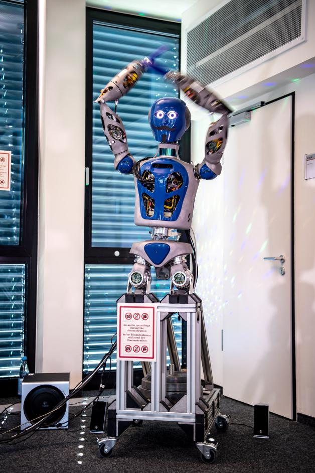 Dieser Roboter kann zu Musik tanzen.