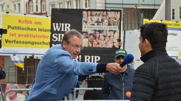 Michael Stürzenberger tourt mit Islam-Kritik durch Deutschland. Er macht auch Station auf dem Flensburger Südermarkt.