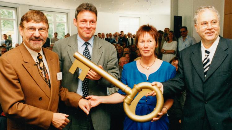 Im Vorjahr war das HWK eröffnet worden, am 23. Juli 1998 erfolgte die symbolische Schlüsselübergabe am Lehmkuhlenbusch: (v. l.) Rektor Prof. Gerhard Roth, die Landesminister Thomas Oppermann und Bringfriede Kahrs sowie Oberbürgermeister Jürgen Thölke.