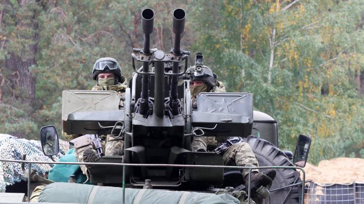 CHERNIHIV REGION, UKRAINE - AEPTEMBER 30, 2022 - Training of Ukrainian servicemen to repel possible enemy offensive with