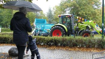 Trotz Regen sahen einige Besucher begeistert dem Festumzug des Kreiserntedankfests in Boltenhagen zu.
