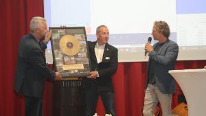 Gelungene Überraschung: Architekt Niels Janiak  überreicht Lutz Bertram (Förderverein Museum Nortorf) und Bürgermeister Torben Ackermann zur Einweihung eine goldene Schallplatte (von rechts).
