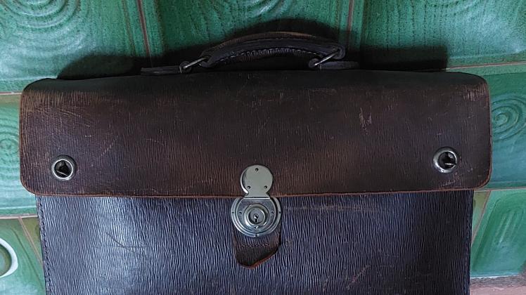 Eine einfache Ledertasche, aber im Falle eines Blitzeinschlags von großer Bedeutung: die „Gewittertasche“.
