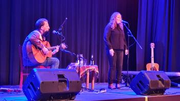 Das Duo Doghouse-Roses bestehend aus Paul Tasker und Iona MacDonald, begeisterte beim Konzert im Kulturbahnhof Neuenkirchen-Vörden.