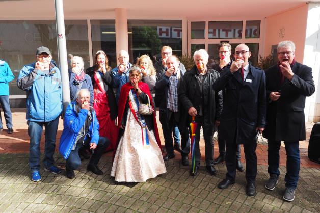 Holsteiner Apfelmarkt und Laternelaufen: Apfelbiss in Uetersen | SHZ