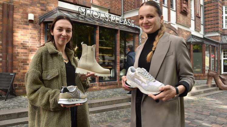 Die Verkäuferinnen Jana Krohmann (l) und Layla Siebert von Shoespleace freuten sich über die Kauflaune mancher Kunden in dem Schuhgeschäft, wo sie arbeiten. 