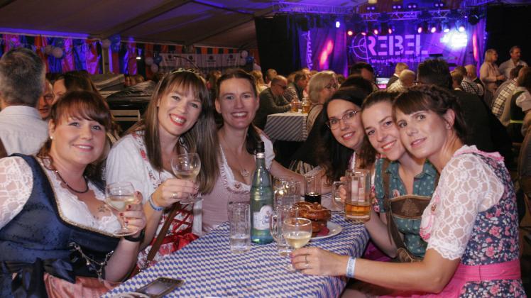 Im Neuhauser Festzelt herrschte ausgelassene Lebensfreude zum großen Oktoberfest So stimmungsvoll ging es am Sonnabend in Neuhaus beim Oktoberfest zu.
