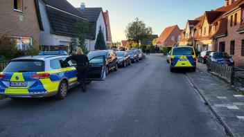 Aktuell kommt es in Nordhorn im Bereich der Aarninkstraße zu einem größeren Polizeieinsatz. Die Polizei ist mit zahlreichen Kräften vor Ort und hat den Bereich weiträumig abgesperrt, um jegliche Gefahren für die Bevölkerung auszuschließen. 