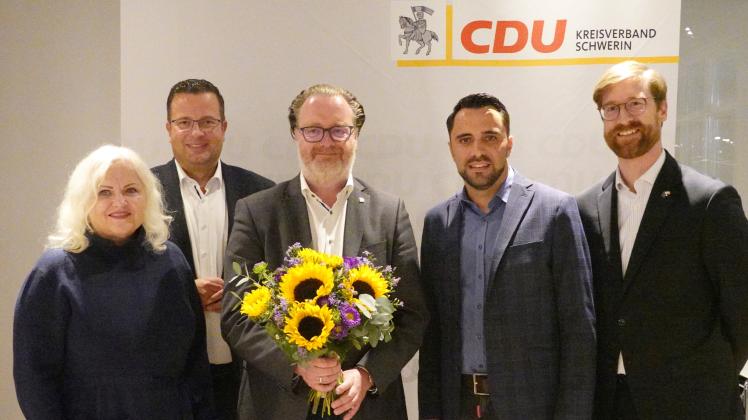 Bei der CDU gab es Blumen für den Nominierten: Silvia Rabethge, Sebastian Ehlers, Thomas Tweer, Daniel Peters und Jascha Dopp (v.l.).