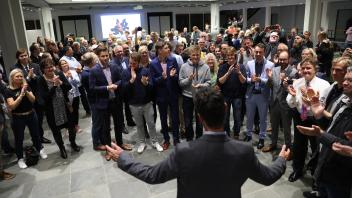 Fabian Geyer ließ sich nach seinem Wahlsieg in der Bürgerhalle des Rathauses feiern.