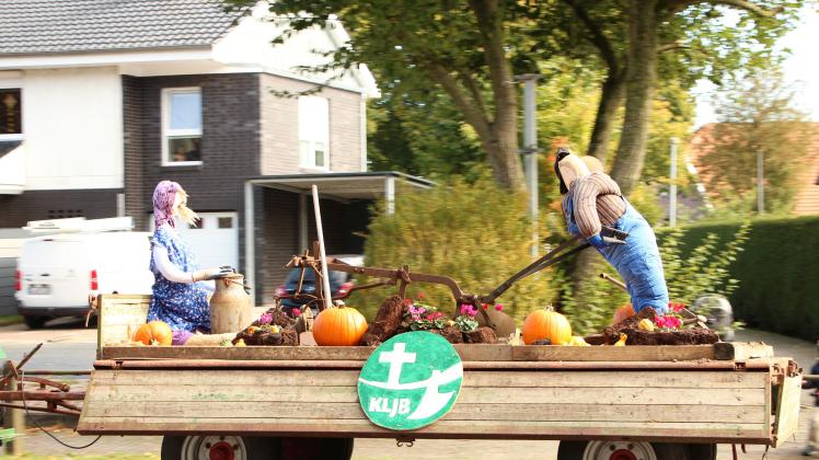 Die Gruppen und Vereine aus Bockhorst, Burlage und der näheren Umgebung präsentierten ihre aufwendig geschmückten Erntewagen im Rahmen eines Umzuges am Sonntagmittag. 