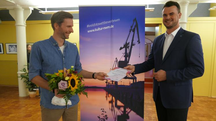 Unter den Gewinnern war auch Matthes Baack aus Roggendorf, der für sein Bild „Goldene Felder“ den zweiten Preis in der Kategorie „Menschen in der Natur“ bekam.