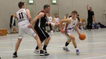 Tim Schlegel, r., und Jesper Boskamp, Itzehoe Eagles II, 2. Basketball-Regionalliga