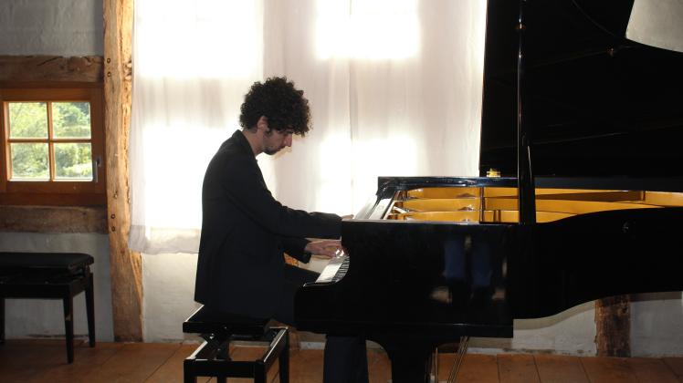 Malgartener Musikherbst 2022, Konzertscheune: Der italienische Pianist Federico Colli beeindruckte beim Internationalen Malgartener Musikherbst. 