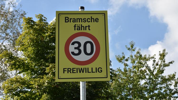 Im Lingener Ortsteil Bramsche sollen die Autofahrer ab sofort freiwillig nicht schneller als 30 km/h fahren.