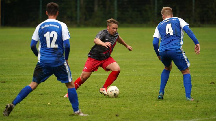 Fußball-Bezirksliga 2022/23: BW Bümmerstede - FC Hude 4:2 (2:1)
Der Huder Kevin Kari (Mitte) im Duell mit den Oldenburgern Oliver Prondzinski (links) und Sören Harms.
1. Oktober 2022, Foto: Lars Pingel
