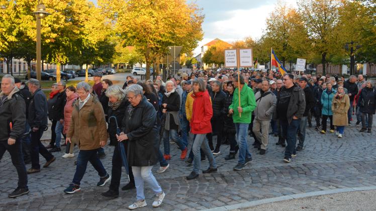 Demonstranten zogen am Abend des 3. Oktober durch Ludwigslust. Sie forderten unter anderem bezahlbare Energie und ein Ende der Sanktionen gegen Russland.