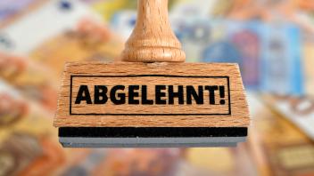 Symbolbild Ablehnung eines Antrags, Stempel mit Aufschrift ABGELEHNT, Deutschland Symbolbild Stempel *** Symbol image Re