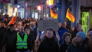 Montagsdemo in Schwerin; Zirka 3000 Menschen demonstrierten in der Landeshauptstadt gegen die Politik im Land und auf Bundesebene in puncto Energie und Sicherheit. 03.10.2022 Foto Volker Bohlmann