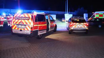 Polizei, Rettungsdienst und Feuerwehr waren am Montag (3. Oktober) am Bahnhof Elmshorn im Einsatz.