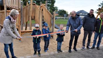 Die Kleinen von der Kita Matroschka konnten mit Bürgermeister Thomas Möller das Band zur Eröffnung ihres Spielplatzes durchschneiden.