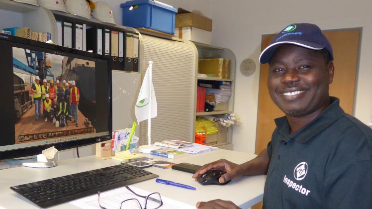 Hamani Amadou setzt sich für die Rechte und Pflichten der Seeleute ein, kontrolliert so insbesondere auch die Arbeits- und Lebensbedingungen auf Schiffen. 