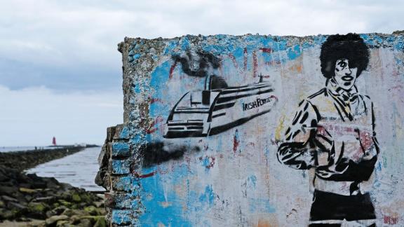 <p>ARCHIV - Die Dubliner Seemauer zieht sich rund zwei Kilometer ins Wasser - am Ende steht der Leuchturm Poolbeg Lighthouse. Foto: Mareike Graepel/dpa-tmn</p> Spaziergang 1: Von U2 zum Leuchtturm
