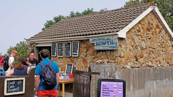 <p>ARCHIV - Wanderer können sich in Howth am Kiosk «Howth Hub» stärken - oder dort Bücher und CDs kaufen. Foto: Mareike Graepel/dpa-tmn</p> Spaziergang 3: An den Klippen der Halbinsel Howth Head