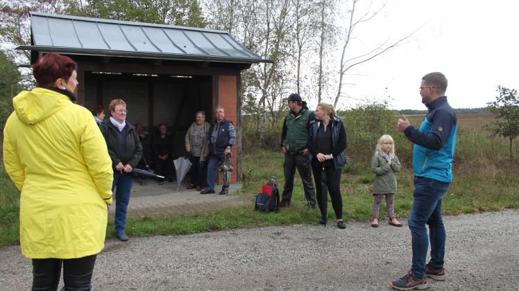 Bürgermeister Christian Greger trifft sich mit Einwohnern von Helm zum „Zaungespräch“