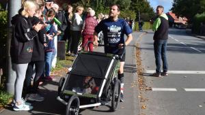Auch das ist möglich beim Dorflauf: Dominik Larsen aus Alt Duvenstedt lief beim Jedermannlauf mit Tochter der 15 Monate jungen Minna Mathea im Buggy.