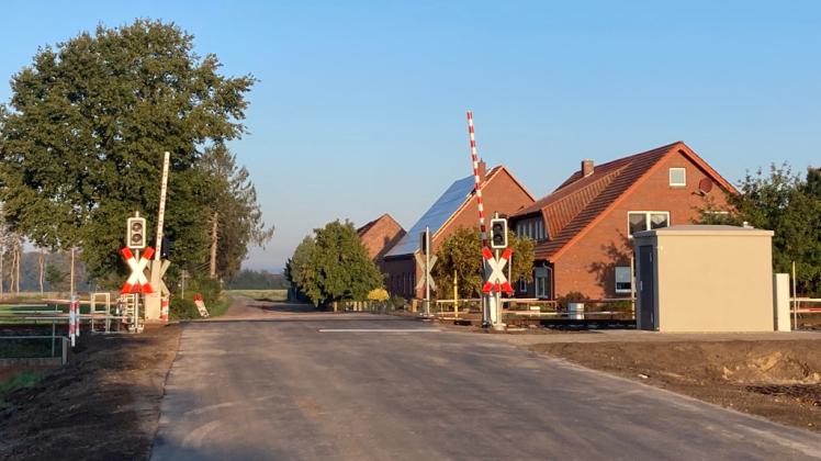 Der Bahnübergang am Burlagerort ist umgebaut und für den Straßenverkehr wieder freigegeben.