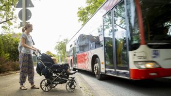Stadtverkehr, Mutter mit Kinderwagen und ein Linienbus. Bonn Deutschland *** City transport, mother with pram and a publ