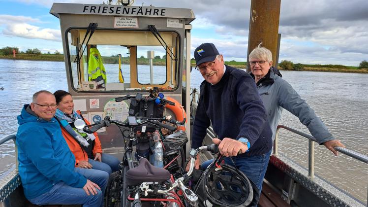 Schiffsführer Hans Bleeker (73, Zweiter von rechts) hatte am Montag noch einmal alle Hände voll zu tun, um die Passagiere und ihre Fahrräder sicher von Weener nach Mitling-Mark oder in die umgekehrte Richtung zu bringen.