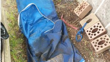 In diesem blauen Sack aus einer Art Zeltplane, mit Reißverschluss, wurde die Hündin gefunden.  Lohmühle Lohmühlenteich Hohenlockstedt tote Hündin ertränkt Ermittlungen Polizei Feuerwehr Schwimmerin Zeugin 20. Mai 