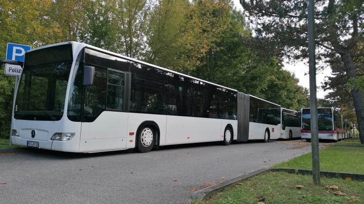 Insgesamt acht Gelenkbusse hat sich der FC Hansa im Sommer angeschafft. Sie werden an den Heimspieltage genutzt, um die Gäste-Fans vom Hauptbahnhof zum Ostseestadion und wieder zurück zu fahren.