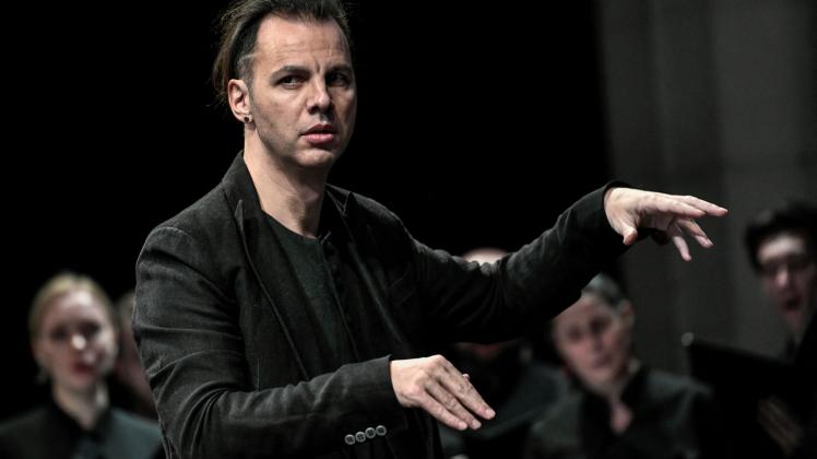 (FILES) In this file photo taken on March 27, 2019 Greek-Russian conductor Teodor Currentzis performs in front of media representatives at the Hotel de Ville in Paris. - Germany&apos;s SWR Symphony Orchestra on March 25, 2022 said it would keep working with Greek-Russian conductor Teodor Currentzis despite his "problematic" ties to a Russian bank hit by sanctions over the war in Ukraine. The Stuttgart-based SWR radio orchestra said a European tour starting March 27 would go ahead as planned but the programme would be changed to feature Russian, German and Ukrainian composers in "an appeal for peace and reconciliation". (Photo by STEPHANE DE SAKUTIN / AFP)