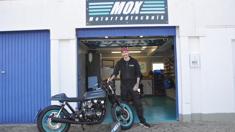 Ferdinand Eichhorn präsentiert vor seiner Werkstatt Mox Motorradtechnik sein Meisterstück: Ein Motorrad aus dem Jahr 1983, das er komplett umgebaut hat.