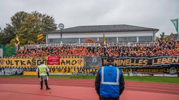 Aufruf der Dynamofans, beim nächsten Heimspiel für die Treberhilfe zu spenden; SpVgg Bayreuth - SG Dynamo Dresden; Fußba