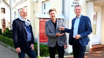 Ganderkesees neuer Kulturmanager Oliver Behnecke (Mitte) nimmt die Schlüssel für das Kulturhaus Müller aus den Händen von Bürgermeister Ralf Wessel (re.) und regioVHS-Leiter Werner Köhler entgegen. 