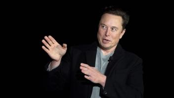 (FILES) In this file photo taken on February 10, 2022 , Elon Musk speaks during a press conference at SpaceX&apos;s Starbase facility near Boca Chica Village in South Texas. - The New York Stock Exchange suspended trading of Twitter shares on October 4, 2022 following a Bloomberg report on a possible new takeover offer for the social network by Elon Musk, at the price originally agreed in April. (Photo by JIM WATSON / AFP)