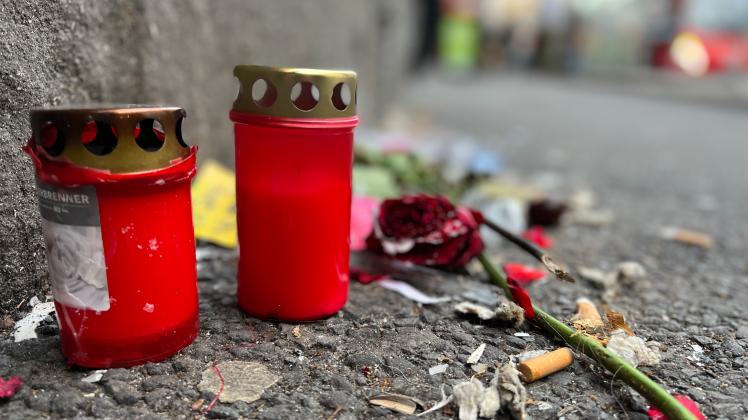 Ein paar Kerzen und Blumen erinnern in der Johannisstraße daran, dass nicht weit von hier ein 22-jähriger so schwer verletzt wurde, dass er an den Folgen starb.