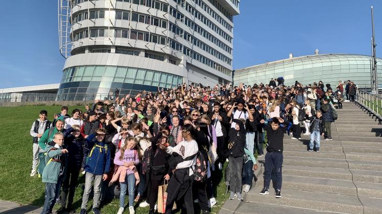 Über 500 Schüler der Hermann-Freye-Gesamtschule Dissen in Bremerhaven