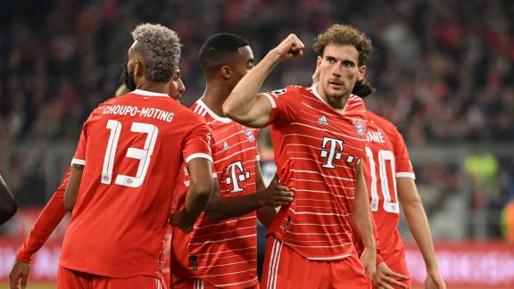 <p>Leon Goretzka (2.v.r) freut sich über das Tor zum 4:0 durch seinen Mitspieler Leroy Sane (r). Foto: Sven Hoppe/dpa</p> 4. Bayern-Tor