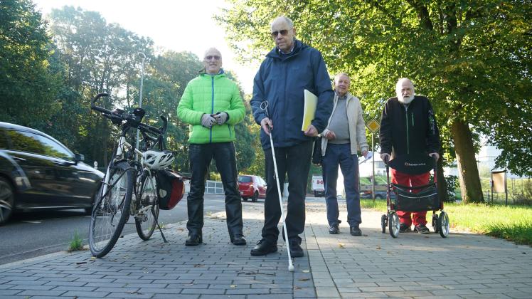 Jürgen Lieske (von links), Volker König sowie Wolfgang Rüdiger und Lothar Kassemek von Wedels SPD-Fraktion appellieren an Stadt und Stadtwerke, bei Aufgrabungs- und Leitungsarbeiten die Barrierfreiheit verstärkt in den Blick zu nehmen. 