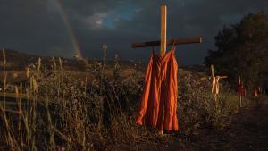 Das Siegerfoto des World Press Photo Awards 2022 von Amber Bracken: Kleider hängen an Kreuzen am Straßenwand. Sie stehen für die indigenen Kinder, die in der Kamloops Indian Residential School im kanadischen Kamloops misshandelt wurden und starben. 