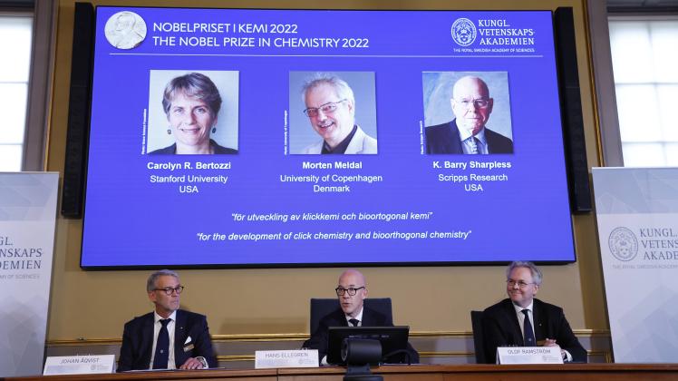 STOCKHOLM 20221005 Hans Ellegren (mitten), Vetenskapsakademiens ständige sekreterare tillkännager vinnarna av 2022 ars N
