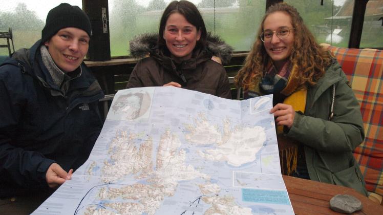 Drei Mittelholsteinerinnen zurück aus der Arktis: Frigga Kruse, Jessika Ralfs und Marlene Jessen (von links) mit einer Spitzbergen-Karte, auf der ihre Expeditionsroute eingezeichnet ist.
