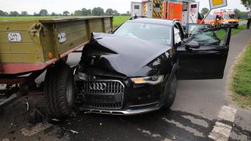Unfall bei Groß Offenseth-Aspern: Audi prallt beim Überholen in Traktor – drei Erwachsene und Säugling verletzt